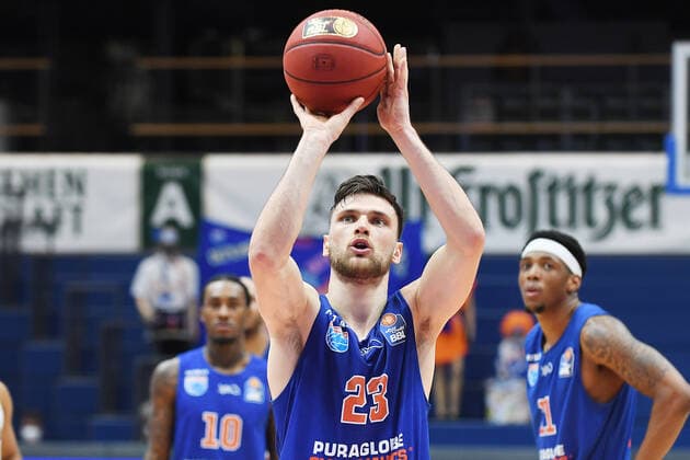 Basketball 1. Bundesliga, Saison 2020 2021, 22. Spieltag, Syntainics MBC Weißenfels vs. Basketball Löwen Braunschweig (06.02.2021) Michal Michalak (MBC Weissenfels, Rueckennummer Nummer 23) beim Freiwurf im Spiel MBC Weißenfels gegen Braunschweig (06.03.2021) Weißenfels Sachsen-Anhalt Deutschland Stadthalle Weißenfels