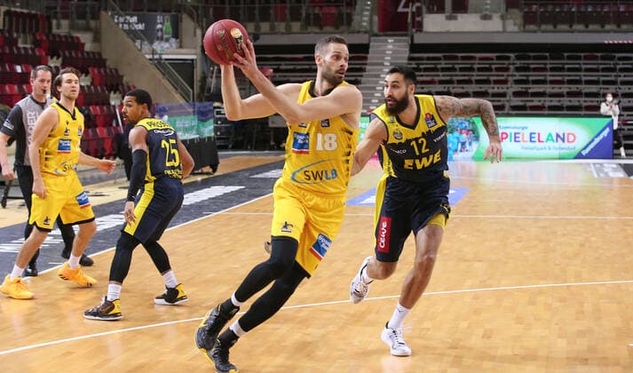 06.03.2021, Deutschland, Ludwigsburg, Basketball easyCredit BBL Bundesliga, MHP RIESEN Ludwigsburg vs. EWE Baskets Oldenburg, v.l. Jonas Wohlfarth-Bottermann (MHP), Martin Breunig (EWE)