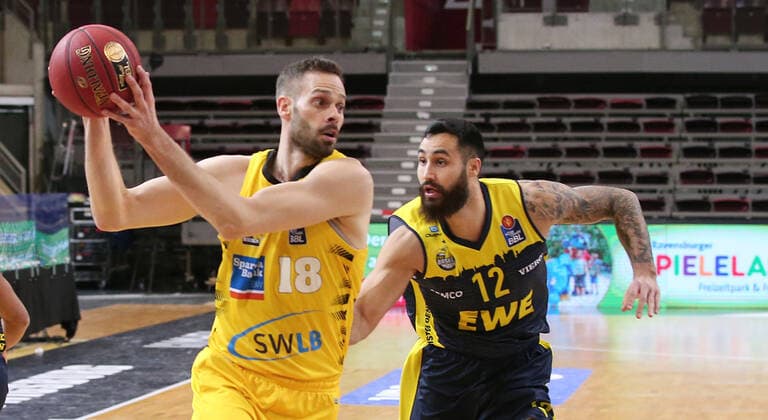 06.03.2021, Deutschland, Ludwigsburg, Basketball easyCredit BBL Bundesliga, MHP RIESEN Ludwigsburg vs. EWE Baskets Oldenburg, v.l. Jonas Wohlfarth-Bottermann (MHP), Martin Breunig (EWE)