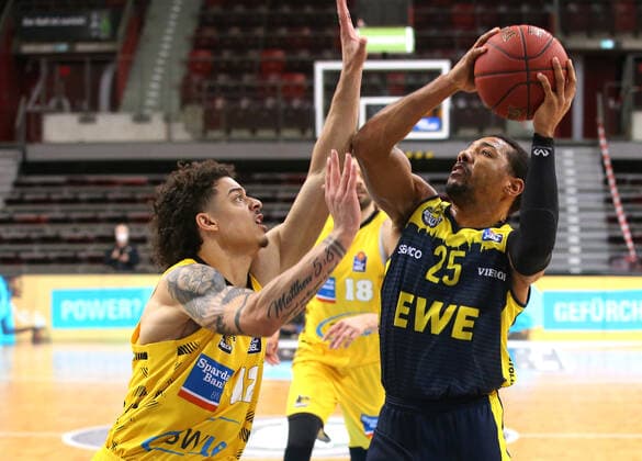 06.03.2021, Deutschland, Ludwigsburg, Basketball easyCredit BBL Bundesliga, MHP RIESEN Ludwigsburg vs. EWE Baskets Oldenburg, v.l. Jonah Radebaugh (MHP), Phil Pressey (EWE)