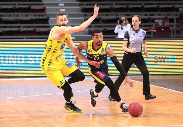 06.03.2021, Deutschland, Ludwigsburg, Basketball easyCredit BBL Bundesliga, MHP RIESEN Ludwigsburg vs. EWE Baskets Oldenburg, v.l. Jonas Wohlfarth-Bottermann (MHP), Phil Pressey (EWE)