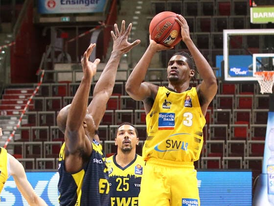 06.03.2021, Deutschland, Ludwigsburg, Basketball easyCredit BBL Bundesliga, MHP RIESEN Ludwigsburg vs. EWE Baskets Oldenburg, v.l. Rickey Paulding (EWE), Jaleen Smith (MHP)