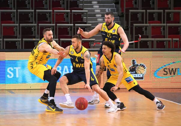 06.03.2021, Deutschland, Ludwigsburg, Basketball easyCredit BBL Bundesliga, MHP RIESEN Ludwigsburg vs. EWE Baskets Oldenburg, v.l. Jonas Wohlfarth-Bottermann (MHP), Keith Hornsby (EWE), Jonah Radebaugh (MHP), Nathan Boothe (EWE)
