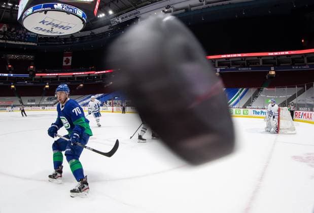 Bilder des Jahres 2021, Sport 03 März Sport Themen der Woche KW09 Sport Bilder des Tages March 6, 2021, Vancouver, BC, Canada: Vancouver Canucks Tanner Pearson (70) waits for the puck to drop down after it was shot around the glass during the second period of an NHL, Eishockey Herren, USA hockey game against the Toronto Maple Leafs in Vancouver, on Saturday, March 6, 2021. Canada News - March 6, 2021  - ZUMAc35_ 20210306_zaf_c35_104 Copyright: xDarrylxDyckx