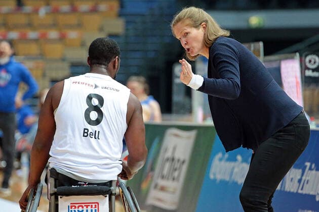06.03.2021, xovx, Rollstuhl-Basketball 1. Bundesliga, RSV Lahn-Dill - RSB Thuringia Bulls v.l. Brian Bell (RSV Lahn-Dill), Head-Coach Janet Zeltinger (RSV Lahn-Dill) Wetzlar Rittal-Arena Hessen Deutschland (DE)