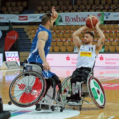 06.03.2021, xovx, Rollstuhl-Basketball 1. Bundesliga, RSV Lahn-Dill - RSB Thuringia Bulls v.l. Vahid Gholamazad (RSB Thuringa Bulls), Steve Serio (RSV Lahn-Dill) Wetzlar Rittal-Arena Hessen Deutschland (DE)