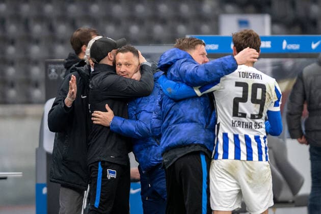 Bilder des Jahres 2021, Sport 03 März Sport Themen der Woche KW09 Fußball Berlin 06.03.2021 Saison 2020 2021 1. Bundesliga DFL Hertha BSC Berlin - FC Augsburg Jubel nach dem Spiel Sieg Pal Dardai (Hertha BSC, Trainer) 2.v.li. Admir Hamzagic li. *** Football Berlin 06 03 2021 Season 2020 2021 1 Bundesliga DFL Hertha BSC Berlin FC Augsburg cheering after the match victory Pal Dardai Hertha BSC, coach 2 v li Admir Hamzagic li