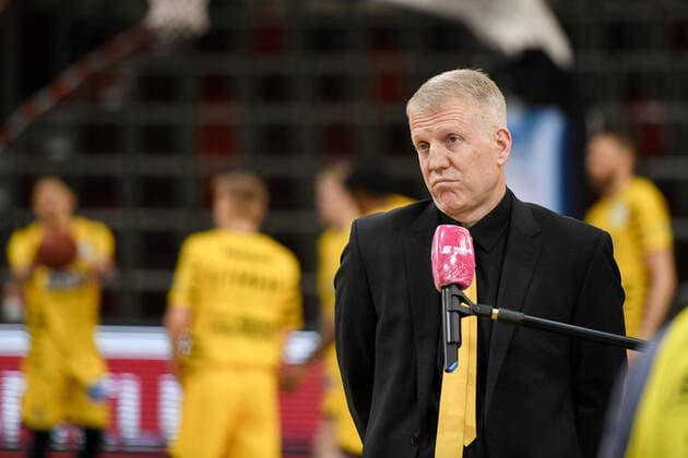 John Patrick (MHP Riesen Ludwigsburg) schaut skeptisch beim Magenta Interview vor dem Spiel, GER, MHP Riesen Ludwigsburg vs. EWE Baskets Oldenburg, 06.03.2021, 22. Spieltag easycredit Basketball Bundesliga, Spielzeit 2020 2021. GER, MHP Riesen Ludwigsburg vs. EWE Baskets Oldenburg, 06.03.2021, 22. Spieltag easycredit Basketball Bundesliga, Spielzeit 2020 2021 Ludwigsburg Copyright: xEibnerxPressefoto MichaelxMemmlerx EP_MMR