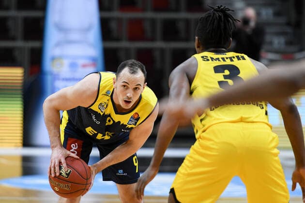 Karsten Tadda (EWE Baskets Oldenburg) im Zweikampf mit Jaleen Smith (MHP Riesen Ludwigsburg), GER, MHP Riesen Ludwigsburg vs. EWE Baskets Oldenburg, 06.03.2021, 22. Spieltag easycredit Basketball Bundesliga, Spielzeit 2020 2021. GER, MHP Riesen Ludwigsburg vs. EWE Baskets Oldenburg, 06.03.2021, 22. Spieltag easycredit Basketball Bundesliga, Spielzeit 2020 2021 Ludwigsburg Copyright: xEibnerxPressefoto MichaelxMemmlerx EP_MMR
