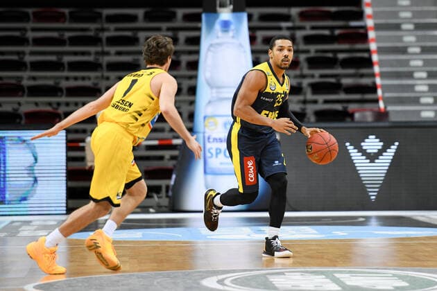 Phil Pressey (EWE Baskets Oldenburg) im Zweikampf mit Jordan Hulls (MHP Riesen Ludwigsburg), GER, MHP Riesen Ludwigsburg vs. EWE Baskets Oldenburg, 06.03.2021, 22. Spieltag easycredit Basketball Bundesliga, Spielzeit 2020 2021. GER, MHP Riesen Ludwigsburg vs. EWE Baskets Oldenburg, 06.03.2021, 22. Spieltag easycredit Basketball Bundesliga, Spielzeit 2020 2021 Ludwigsburg Copyright: xEibnerxPressefoto MichaelxMemmlerx EP_MMR