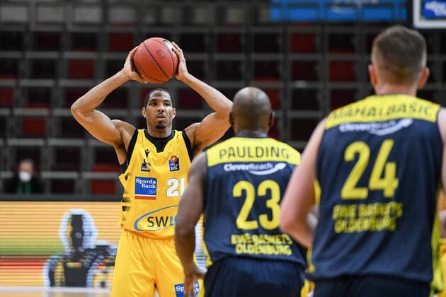 Tremmell Darden (MHP Riesen Ludwigsburg) im Zweikampf mit Rickey Paulding (EWE Baskets Oldenburg) und Rasid Mahalbasic (EWE Baskets Oldenburg), GER, MHP Riesen Ludwigsburg vs. EWE Baskets Oldenburg, 06.03.2021, 22. Spieltag easycredit Basketball Bundesliga, Spielzeit 2020 2021. GER, MHP Riesen Ludwigsburg vs. EWE Baskets Oldenburg, 06.03.2021, 22. Spieltag easycredit Basketball Bundesliga, Spielzeit 2020 2021 Ludwigsburg Copyright: xEibnerxPressefoto MichaelxMemmlerx EP_MMR
