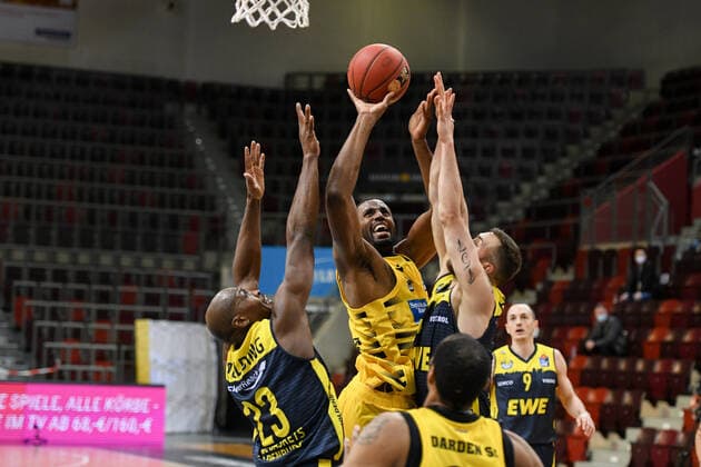 Jamel McLean (MHP Riesen Ludwigsburg) am Korb gegen Rickey Paulding (EWE Baskets Oldenburg) und Keith Hornsby (EWE Baskets Oldenburg), GER, MHP Riesen Ludwigsburg vs. EWE Baskets Oldenburg, 06.03.2021, 22. Spieltag easycredit Basketball Bundesliga, Spielzeit 2020 2021. GER, MHP Riesen Ludwigsburg vs. EWE Baskets Oldenburg, 06.03.2021, 22. Spieltag easycredit Basketball Bundesliga, Spielzeit 2020 2021 Ludwigsburg Copyright: xEibnerxPressefoto MichaelxMemmlerx EP_MMR