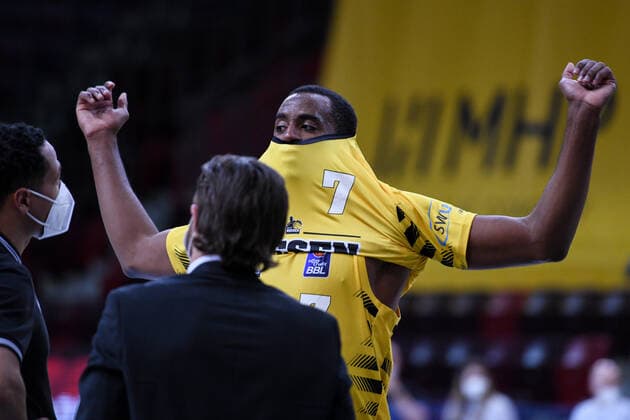 Jamel McLean (MHP Riesen Ludwigsburg) zieht sich ein Trikot an, GER, MHP Riesen Ludwigsburg vs. EWE Baskets Oldenburg, 06.03.2021, 22. Spieltag easycredit Basketball Bundesliga, Spielzeit 2020 2021. GER, MHP Riesen Ludwigsburg vs. EWE Baskets Oldenburg, 06.03.2021, 22. Spieltag easycredit Basketball Bundesliga, Spielzeit 2020 2021 Ludwigsburg Copyright: xEibnerxPressefoto MichaelxMemmlerx EP_MMR