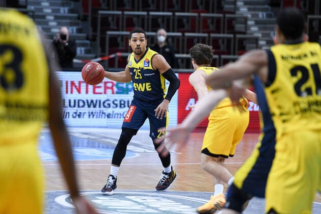 Phil Pressey (EWE Baskets Oldenburg) im Zweikampf mit Jordan Hulls (MHP Riesen Ludwigsburg), GER, MHP Riesen Ludwigsburg vs. EWE Baskets Oldenburg, 06.03.2021, 22. Spieltag easycredit Basketball Bundesliga, Spielzeit 2020 2021. GER, MHP Riesen Ludwigsburg vs. EWE Baskets Oldenburg, 06.03.2021, 22. Spieltag easycredit Basketball Bundesliga, Spielzeit 2020 2021 Ludwigsburg Copyright: xEibnerxPressefoto MichaelxMemmlerx EP_MMR