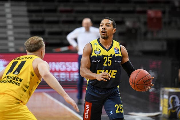 Phil Pressey (EWE Baskets Oldenburg) im Zweikampf mit Lukas Herzog (MHP Riesen Ludwigsburg), GER, MHP Riesen Ludwigsburg vs. EWE Baskets Oldenburg, 06.03.2021, 22. Spieltag easycredit Basketball Bundesliga, Spielzeit 2020 2021. GER, MHP Riesen Ludwigsburg vs. EWE Baskets Oldenburg, 06.03.2021, 22. Spieltag easycredit Basketball Bundesliga, Spielzeit 2020 2021 Ludwigsburg Copyright: xEibnerxPressefoto MichaelxMemmlerx EP_MMR