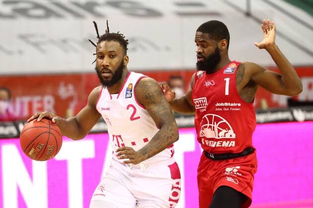Xavier Pollard (Bonn) im Zweikampf mit Jonathan Stark (Giessen) Jobstairs Giessen 46ers vs Telekom Baskets Bonn, Basketball, easyCredit BBL, 06.03.2021 Jobstairs Giessen 46ers vs Telekom Baskets Bonn, Basketball, easyCredit BBL, 06.03.2021 Giessen Copyright: xEibner-Pressefotox EP_RWS