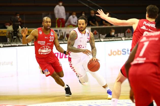 Chris Babb (Bonn) im Laufduell mit Brandon Thomas (Giessen) Jobstairs Giessen 46ers vs Telekom Baskets Bonn, Basketball, easyCredit BBL, 06.03.2021 Jobstairs Giessen 46ers vs Telekom Baskets Bonn, Basketball, easyCredit BBL, 06.03.2021 Giessen Copyright: xEibner-Pressefotox EP_RWS