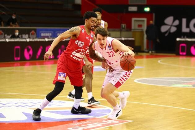 Simonas Lukosius (Bonn) im Zweikampf mit Diante Garrett (Giessen) Jobstairs Giessen 46ers vs Telekom Baskets Bonn, Basketball, easyCredit BBL, 06.03.2021 Jobstairs Giessen 46ers vs Telekom Baskets Bonn, Basketball, easyCredit BBL, 06.03.2021 Giessen Copyright: xEibner-Pressefotox EP_RWS