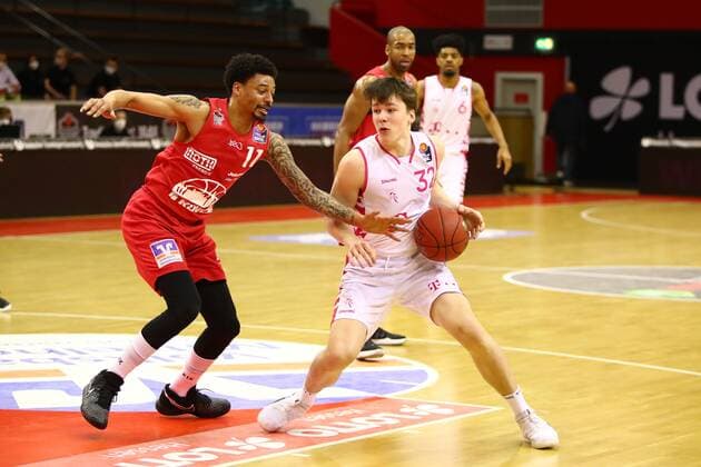 Simonas Lukosius (Bonn) im Zweikampf mit Diante Garrett (Giessen) Jobstairs Giessen 46ers vs Telekom Baskets Bonn, Basketball, easyCredit BBL, 06.03.2021 Jobstairs Giessen 46ers vs Telekom Baskets Bonn, Basketball, easyCredit BBL, 06.03.2021 Giessen Copyright: xEibner-Pressefotox EP_RWS