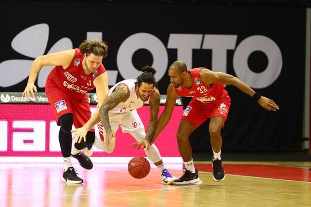 Chris Babb (Bonn) im Zweikampf mit John Bryant (Giessen, links) und Brandon Thomas (Giessen) Jobstairs Giessen 46ers vs Telekom Baskets Bonn, Basketball, easyCredit BBL, 06.03.2021 Jobstairs Giessen 46ers vs Telekom Baskets Bonn, Basketball, easyCredit BBL, 06.03.2021 Giessen Copyright: xEibner-Pressefotox EP_RWS