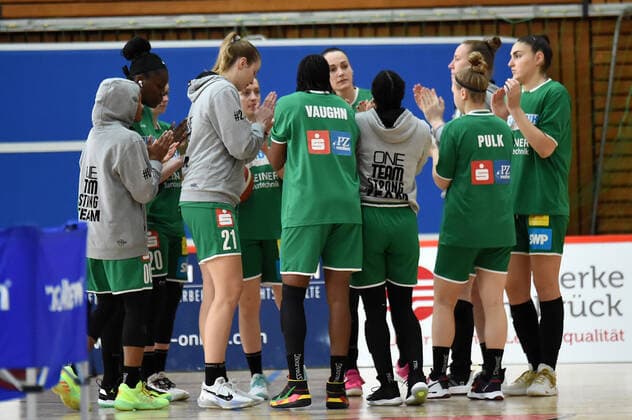 Basketball: Toyota 1. DBBL, 21. Spieltag, GiroLive-Panthers Osnabrück vs. Rutronik Stars Keltern am 07.03.2021 in der OSC-Halle in Osnabrueck. Spieler von Rutronik Stars Keltern bilden einen Teamkreis Osnabrueck OSC-Halle Niedersachsen Deutschland
