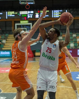 GER, Basketball, RASTA Vechta vs FC Bayern München 07.03.2021, RASTA Dome, Vechta, GER, easy Credit-BBL, RASTA Vechta vs FC Bayern München, im Bild JaJuan JOHNSON ( FC Bayern München 25 ) Jesse HUNT ( Rasta Vechta 34 )
