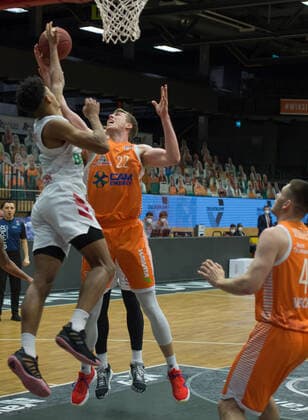 GER, Basketball, RASTA Vechta vs FC Bayern München 07.03.2021, RASTA Dome, Vechta, GER, easy Credit-BBL, RASTA Vechta vs FC Bayern München, im Bild Björn Bjoern ROHWER (Rasta Vechta 22 )Jason GEORGE ( FC Bayern München 1 )