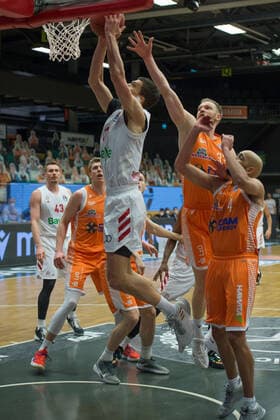 GER, Basketball, RASTA Vechta vs FC Bayern München 07.03.2021, RASTA Dome, Vechta, GER, easy Credit-BBL, RASTA Vechta vs FC Bayern München, im Bild Vladimir LUCIC ( FC Bayern München 11 ) Robin CHRISTEN (Rasta Vechta 33 ) Stefan PENO (Rasta Vechta 4 )
