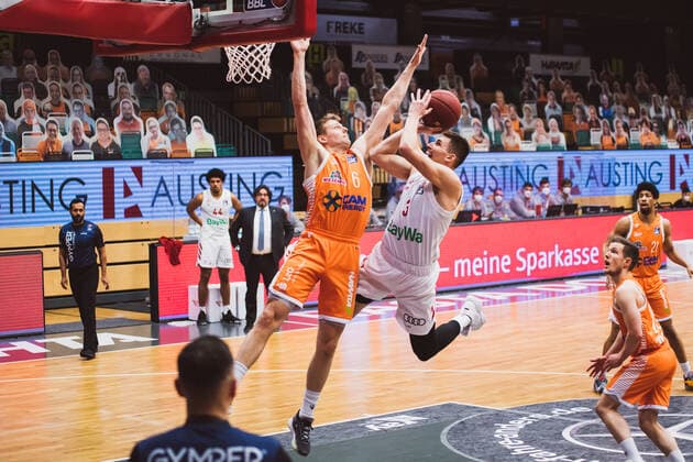easyCredit-BBL: 22. Spieltag - RASTA Vechta vs. FC Bayern Muenchen Basketball, 07.03.2021 Tim Hasbargen (RASTA Vechta, 6), David Kraemer (FC Bayern Muenchen Basketball, 3); easyCredit-BBL: 22. Spieltag - RASTA Vechta vs. FC Bayern Muenchen Basketball am 07.03.2021 in Vechta (RASTA Dome), Germany, Copyright: xBEAUTIFULxSPORTS Neddermannx