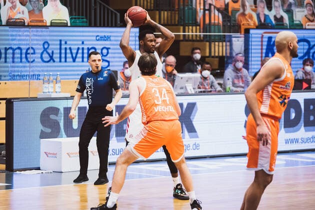 easyCredit-BBL: 22. Spieltag - RASTA Vechta vs. FC Bayern Muenchen Basketball, 07.03.2021 JaJuan Johnson (FC Bayern Muenchen Basketball, 25), Jesse Johannes Hunt (RASTA Vechta, 34); easyCredit-BBL: 22. Spieltag - RASTA Vechta vs. FC Bayern Muenchen Basketball am 07.03.2021 in Vechta (RASTA Dome), Germany, Copyright: xBEAUTIFULxSPORTS Neddermannx