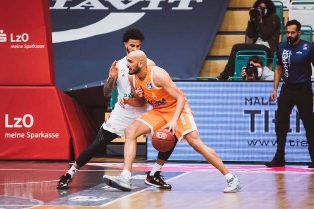 easyCredit-BBL: 22. Spieltag - RASTA Vechta vs. FC Bayern Muenchen Basketball, 07.03.2021 Nick Weiler-Babb (FC Bayern Muenchen Basketball, 0), Stefan Peno (RASTA Vechta, 4); easyCredit-BBL: 22. Spieltag - RASTA Vechta vs. FC Bayern Muenchen Basketball am 07.03.2021 in Vechta (RASTA Dome), Germany, Copyright: xBEAUTIFULxSPORTS Neddermannx