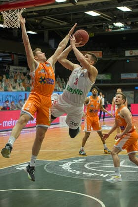GER, Basketball, RASTA Vechta vs FC Bayern München 07.03.2021, RASTA Dome, Vechta, GER, easy Credit-BBL, RASTA Vechta vs FC Bayern München, im Bild David KRÄMER KRAEMER ( FC Bayern München 3 ) Tim HASBARGEN (Rasta Vechta 6 )