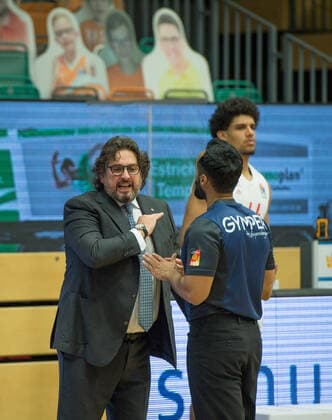GER, Basketball, RASTA Vechta vs FC Bayern München 07.03.2021, RASTA Dome, Vechta, GER, easy Credit-BBL, RASTA Vechta vs FC Bayern München, im Bild Foul war das Andrea TRINCHIERI ( FC Bayern München Headcoach Trainer ) Radeesh KATTUR ( Schiedrichter DBB )