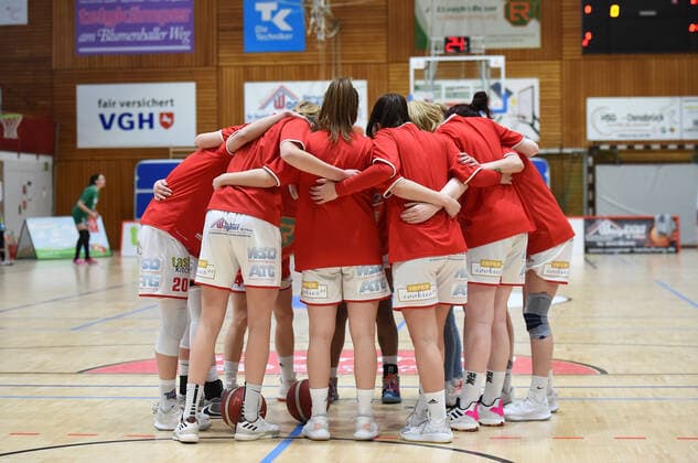 Basketball: Toyota 1. DBBL, 21. Spieltag, GiroLive-Panthers Osnabrück vs. Rutronik Stars Keltern am 07.03.2021 in der OSC-Halle in Osnabrueck. Spieler von GiroLive-Panthers Osnabrueck bilden einen Teamkreis Osnabrueck OSC-Halle Niedersachsen Deutschland