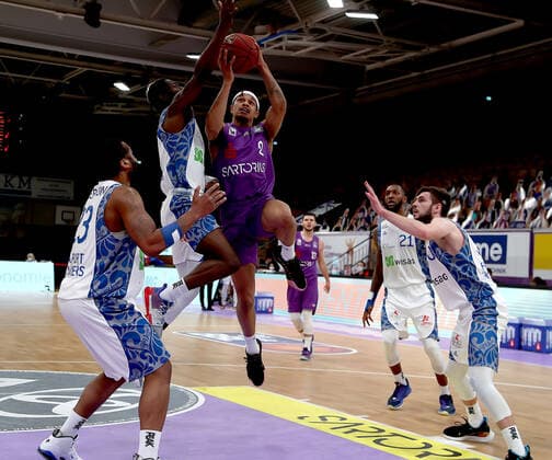 GSD zje123 Saison 2020 21 Easy credit Basketball Bundesliga BG Göttingen - Fraport Skyliners Göttingens Nelson Weidemann (am Ball) gegen Frankfurts Matt Mobley