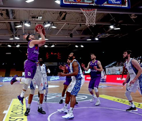 GSD zje123 Saison 2020 21 Easy credit Basketball Bundesliga BG Göttingen - Fraport Skyliners Göttingens Rihards Lomazs (am Ball) gegen Frankfurts Quantez Robertson