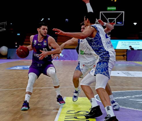 GSD zje123 Saison 2020 21 Easy credit Basketball Bundesliga BG Göttingen - Fraport Skyliners Göttingens Rihards Lomazs (am Ball) gegen Frankfurts Michael Kessens