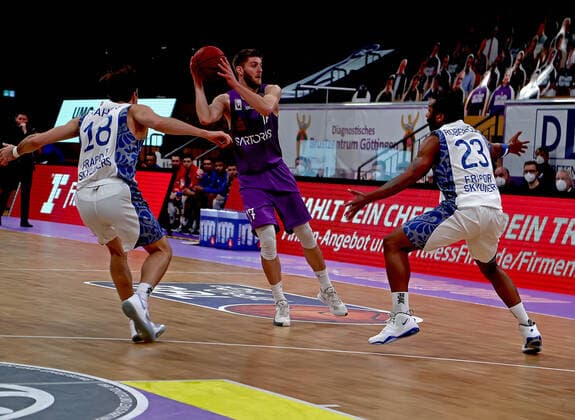 GSD zje123 Saison 2020 21 Easy credit Basketball Bundesliga BG Göttingen - Fraport Skyliners Göttingens Mathis Mönninghoff (am Ball) gegen Frankfurts Joe Rahon (links) und Quantez Robertson