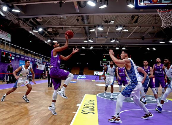 GSD zje123 Saison 2020 21 Easy credit Basketball Bundesliga BG Göttingen - Fraport Skyliners Göttingens Akeem Vargas (am Ball) gegen Frankfurts Bruno Vrcic