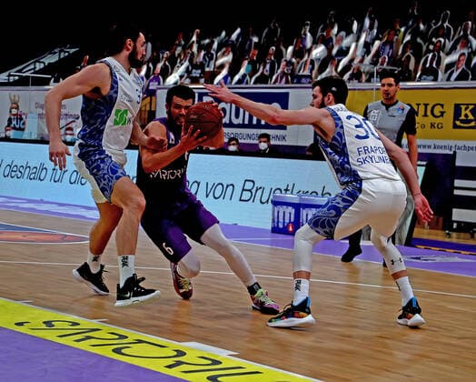 GSD zje123 Saison 2020 21 Easy credit Basketball Bundesliga BG Göttingen - Fraport Skyliners Göttingens Luke Nelson (am Ball) gegen Frankfurts Jon Gudmundsson (rechts) und Michael Kessens (links)