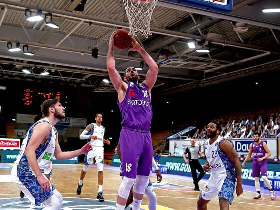 GSD zje123 Saison 2020 21 Easy credit Basketball Bundesliga BG Göttingen - Fraport Skyliners Göttingens Harper Kamp (am Ball) gegen Frankfurts Jon Gudmundsson