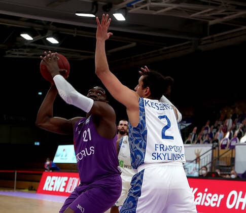 GSD zje123 Saison 2020 21 Easy credit Basketball Bundesliga BG Göttingen - Fraport Skyliners Göttingens Tai Odiase (am Ball) gegen Frankfurts Michael Kessens (rechts)