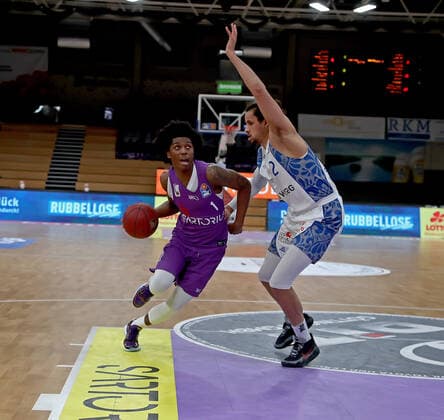 GSD zje123 Saison 2020 21 Easy credit Basketball Bundesliga BG Göttingen - Fraport Skyliners Göttingens Deishuan Booker (am Ball) gegen Frankfurts Michael Kessens (rechts)