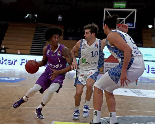 GSD zje123 Saison 2020 21 Easy credit Basketball Bundesliga BG Göttingen - Fraport Skyliners Göttingens Deishuan Booker (am Ball) gegen Frankfurts Joe Rahon und Michael Kessens (rechts)
