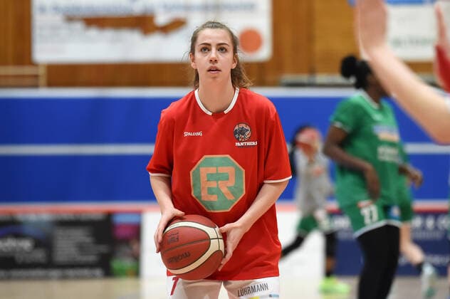 Basketball: Toyota 1. DBBL, 21. Spieltag, GiroLive-Panthers Osnabrück vs. Rutronik Stars Keltern am 07.03.2021 in der OSC-Halle in Osnabrueck. Viktoria Poros (GiroLive-Panthers Osnabrueck) in Aktion, am Ball Osnabrueck OSC-Halle Niedersachsen Deutschland