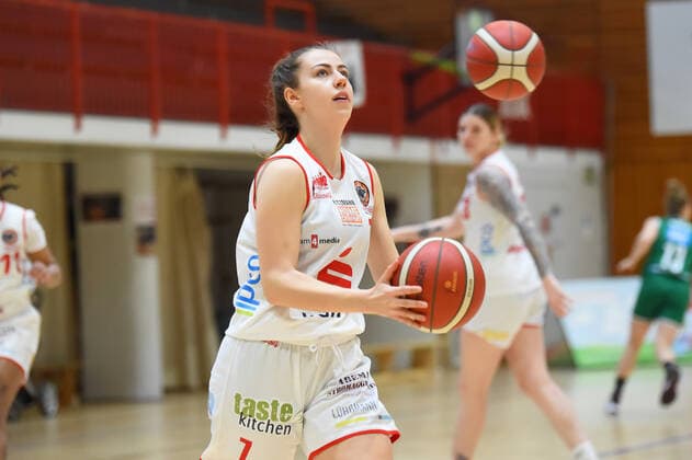 Basketball: Toyota 1. DBBL, 21. Spieltag, GiroLive-Panthers Osnabrück vs. Rutronik Stars Keltern am 07.03.2021 in der OSC-Halle in Osnabrueck. Viktoria Poros (GiroLive-Panthers Osnabrueck) in Aktion, am Ball Osnabrueck OSC-Halle Niedersachsen Deutschland