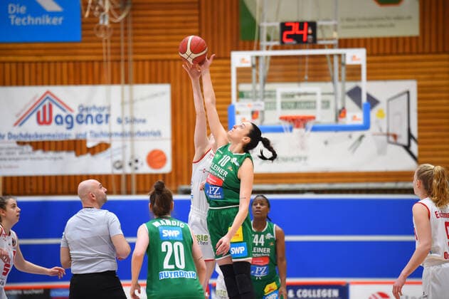 Basketball: Toyota 1. DBBL, 21. Spieltag, GiroLive-Panthers Osnabrück vs. Rutronik Stars Keltern am 07.03.2021 in der OSC-Halle in Osnabrueck. Frieda Buehner (GiroLive-Panthers Osnabrueck) und Andrijana Cvitkovic (Rutronik Stars Keltern) im Zweikampf. Osnabrueck OSC-Halle Niedersachsen Deutschland