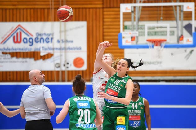 Basketball: Toyota 1. DBBL, 21. Spieltag, GiroLive-Panthers Osnabrück vs. Rutronik Stars Keltern am 07.03.2021 in der OSC-Halle in Osnabrueck. Frieda Buehner (GiroLive-Panthers Osnabrueck) und Andrijana Cvitkovic (Rutronik Stars Keltern) im Zweikampf. Osnabrueck OSC-Halle Niedersachsen Deutschland