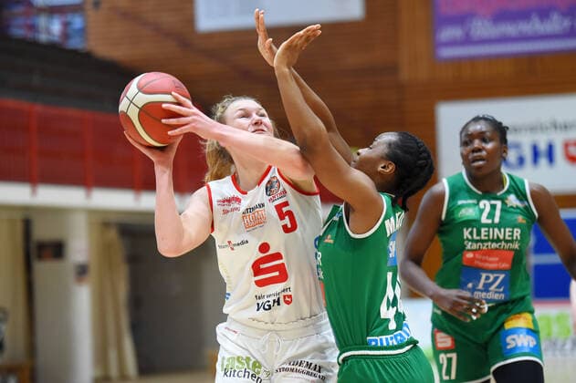 Basketball: Toyota 1. DBBL, 21. Spieltag, GiroLive-Panthers Osnabrück vs. Rutronik Stars Keltern am 07.03.2021 in der OSC-Halle in Osnabrueck. Tonia Doelle (GiroLive-Panthers Osnabrueck) und Emmanuella Mayombo (Rutronik Stars Keltern) im Zweikampf. Osnabrueck OSC-Halle Niedersachsen Deutschland
