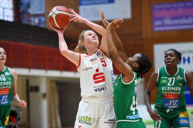 Basketball: Toyota 1. DBBL, 21. Spieltag, GiroLive-Panthers Osnabrück vs. Rutronik Stars Keltern am 07.03.2021 in der OSC-Halle in Osnabrueck. Tonia Doelle (GiroLive-Panthers Osnabrueck) und Emmanuella Mayombo (Rutronik Stars Keltern) im Zweikampf. Osnabrueck OSC-Halle Niedersachsen Deutschland